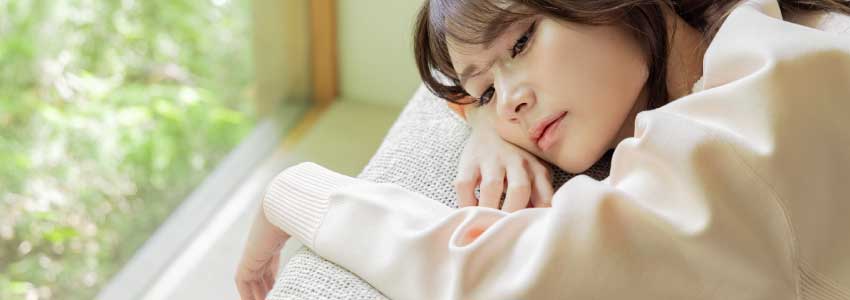 悩む女性