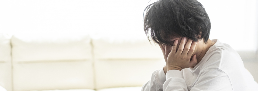 不安を感じる男性