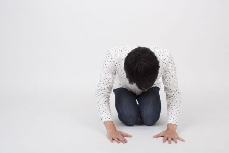 謝罪する男性のイメージ画像