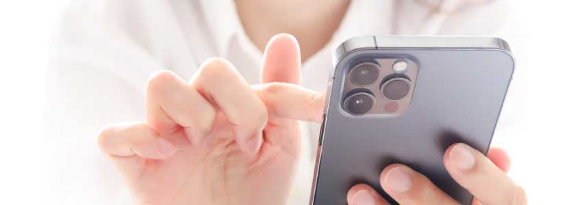 スマホで離婚に強い弁護士をインターネット検索している様子