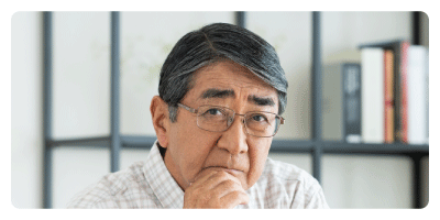 悩んでいる男性