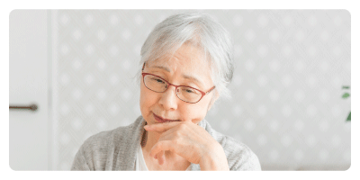 悩んでいる男性